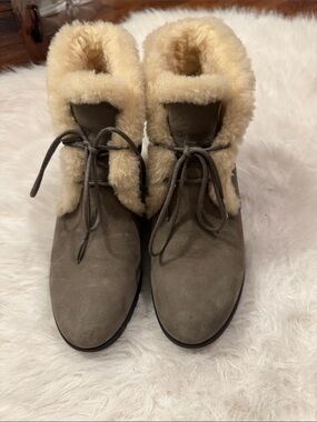 UGG Taupe Suede Lace-Up Shearling Ankle Boots Waterproof Size 9 pre- owned.